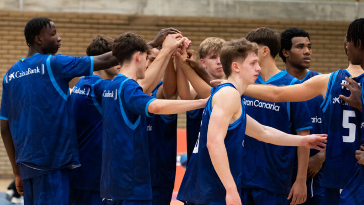 Jugadores del equipo júniors del Gran Canaria en un momento de motivación y unión.
