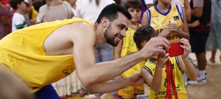 Jugador del Gran Canaria se toma una selfie con un niño durante un evento en el entrenamiento.