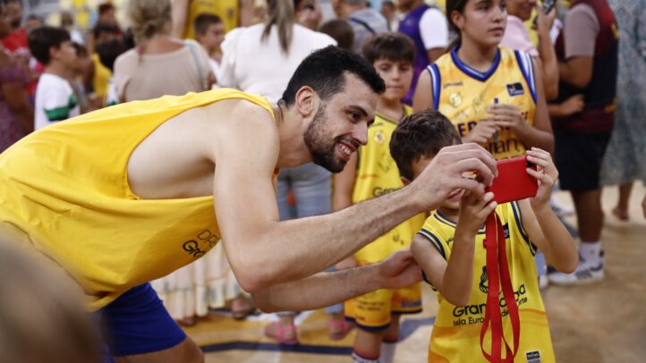 Jugador del Gran Canaria se toma una selfie con un niño durante un evento en el entrenamiento.