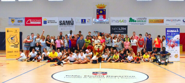 Concentración del Proyecto Suma del CB Gran Canaria, con niños y jóvenes en una cancha.