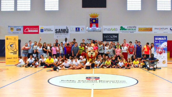 Concentración del Proyecto Suma del CB Gran Canaria, con niños y jóvenes en una cancha.