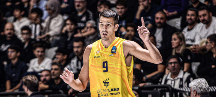 Jugador del Club Baloncesto Gran Canaria señalando, con aficionados al fondo.