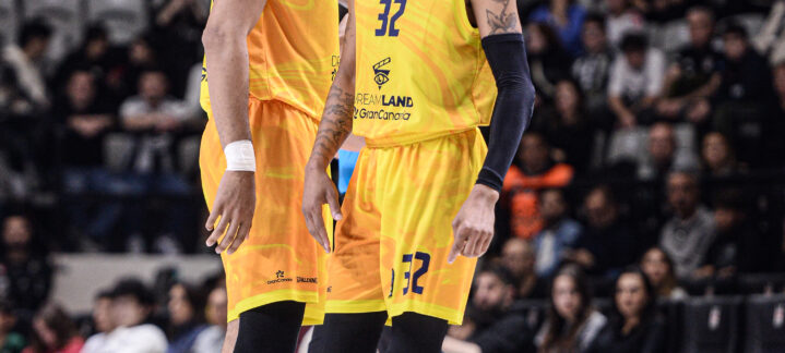 Dos jugadores del Dreamland Gran Canaria en la cancha, observando el juego.