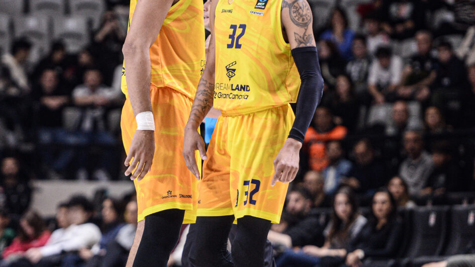 Dos jugadores del Dreamland Gran Canaria en la cancha, observando el juego.