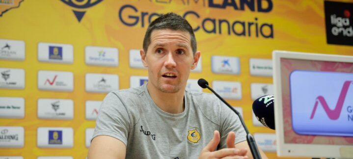 Jaka Lakovic en rueda de prensa, analizando próximos partidos del equipo.