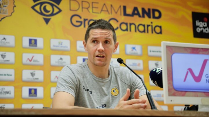 Jaka Lakovic en rueda de prensa, analizando próximos partidos del equipo.