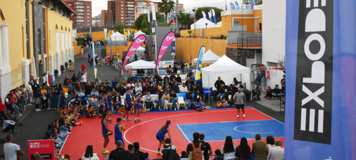 Evento de baloncesto en ExpoDeca, con niños, entrenadores y público en el ambiente.