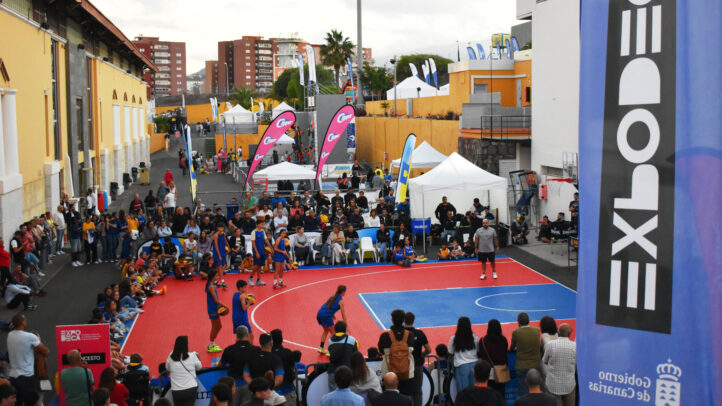 Evento de baloncesto en ExpoDeca, con niños, entrenadores y público en el ambiente.
