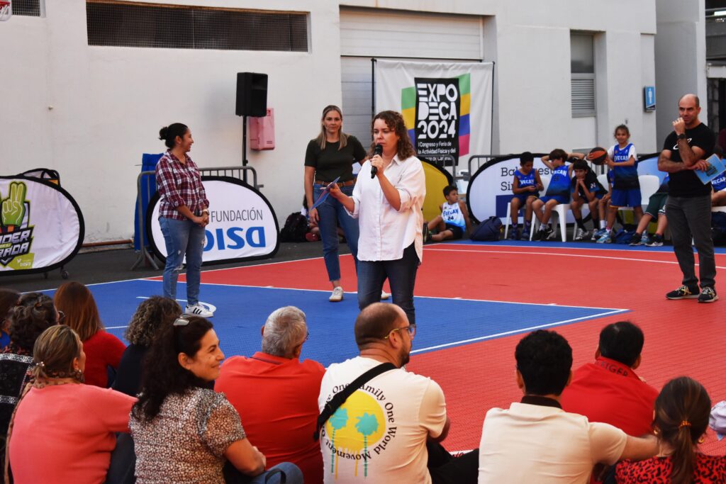 Evento de baloncesto en ExpoDeca con participantes y público presente.