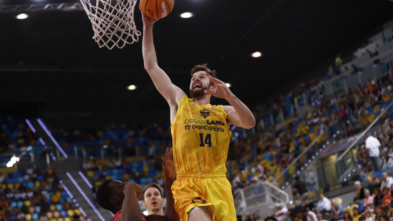 Jugador del Gran Canaria lanzando a canasta durante un partido en el Gran Canaria Arena.