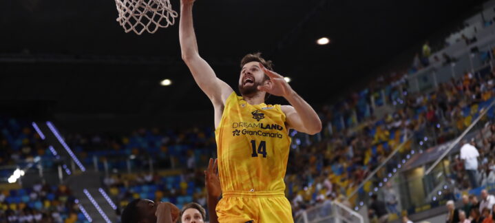 Jugador del Gran Canaria lanzando a canasta durante un partido en el Gran Canaria Arena.