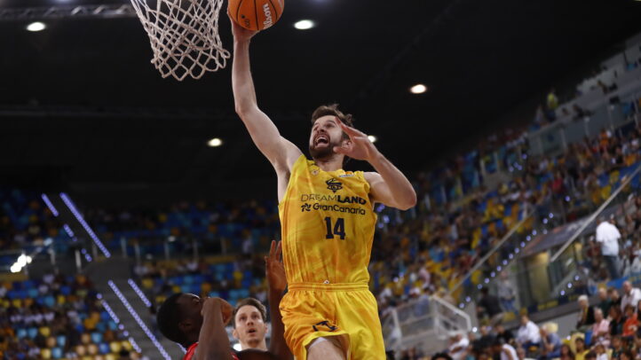 Jugador del Gran Canaria lanzando a canasta durante un partido en el Gran Canaria Arena.