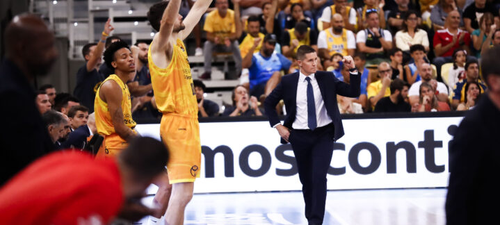 Entrenador y jugadores del Club Baloncesto Gran Canaria celebran un triunfo en el partido.