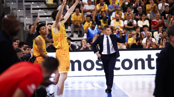Entrenador y jugadores del Club Baloncesto Gran Canaria celebran un triunfo en el partido.