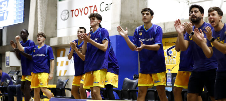 Jugadores del Gran Canaria animando desde el banquillo tras un partido exitoso.