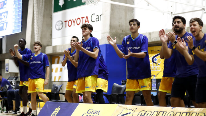 Jugadores del Gran Canaria animando desde el banquillo tras un partido exitoso.