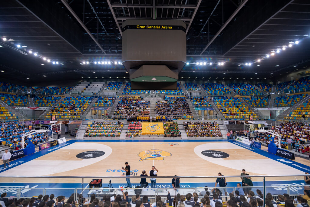 Entrenamiento a puertas abiertas con gran afluencia de público en el Gran Canaria Arena.