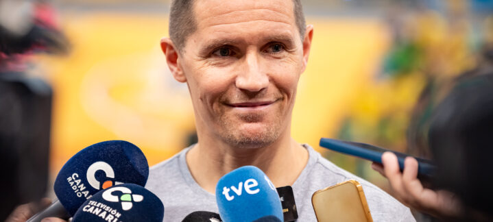 pero hay que seguir trabajando""",Entrenador Jaka Lakovic sonriendo mientras responde preguntas de los medios.