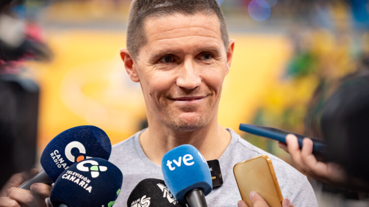 pero hay que seguir trabajando""",Entrenador Jaka Lakovic sonriendo mientras responde preguntas de los medios.