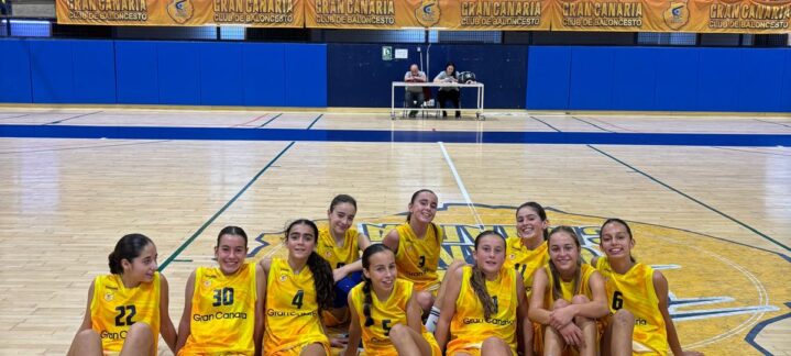 Jugadoras del Club Baloncesto Gran Canaria sentadas en la pista tras un entrenamiento.