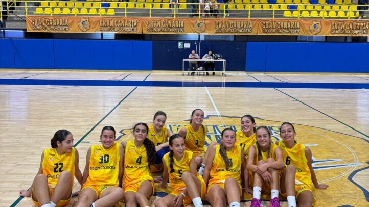 Jugadoras del Club Baloncesto Gran Canaria sentadas en la pista tras un entrenamiento.
