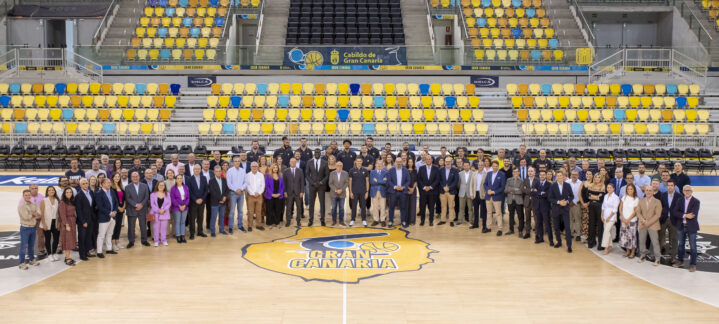 Reunión de patrocinadores y medios en el cóctel navideño del Club Baloncesto Gran Canaria.