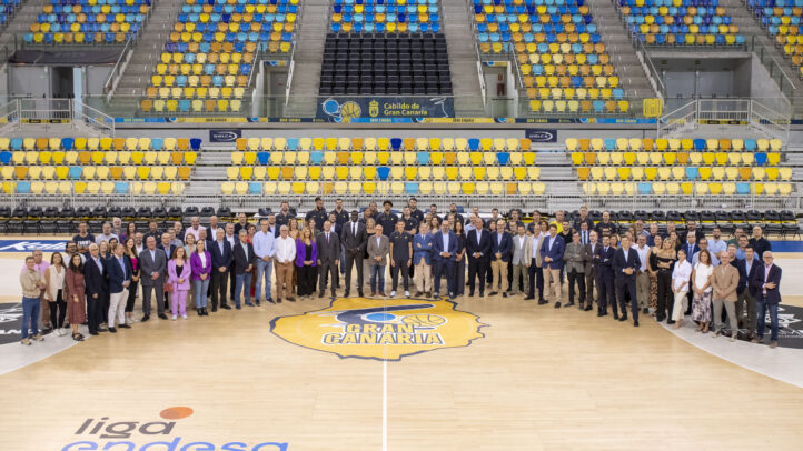Reunión de patrocinadores y medios en el cóctel navideño del Club Baloncesto Gran Canaria.