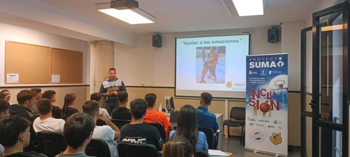 Javi Choren habla sobre emociones durante un evento en la ULPGC. Asistentes atentos.
