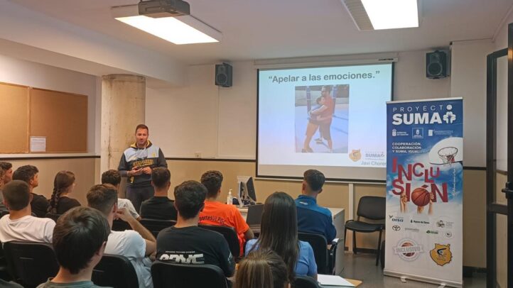 Javi Choren habla sobre emociones durante un evento en la ULPGC. Asistentes atentos.