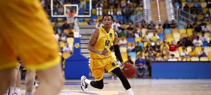 Jugador del Dreamland Gran Canaria driblando el balón en un partido en casa.