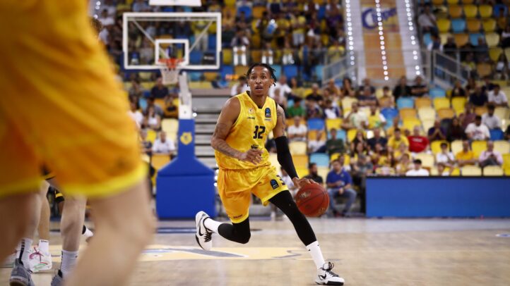 Jugador del Dreamland Gran Canaria driblando el balón en un partido en casa.
