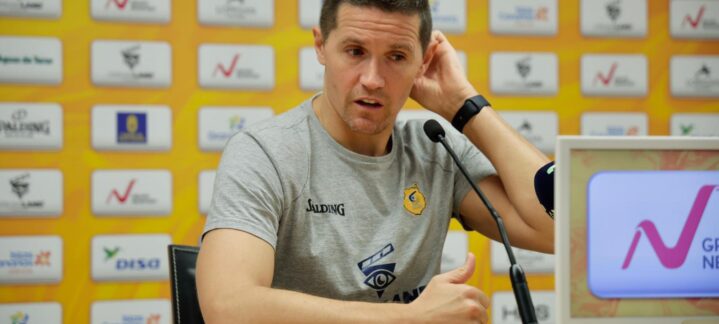 Jaka Lakovic durante una rueda de prensa sobre el equipo y el próximo partido.