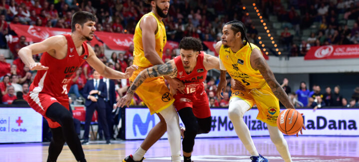 Jugadores en plena acción durante un partido de baloncesto entre Gran Canaria y UCAM Murcia.
