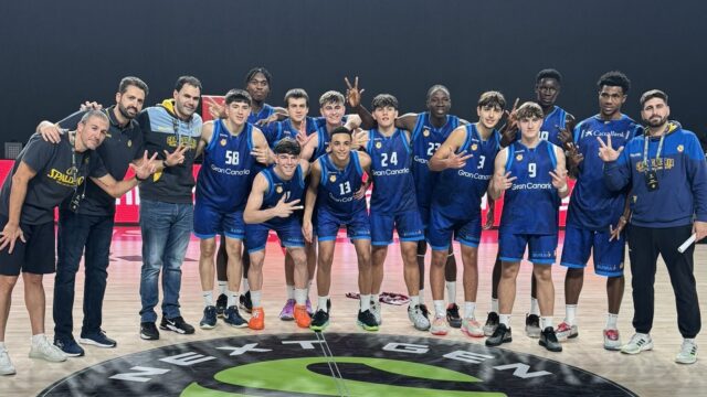 Jugadores del Gran Canaria júnior posan tras ganar el tercer puesto en el Euroleague.
