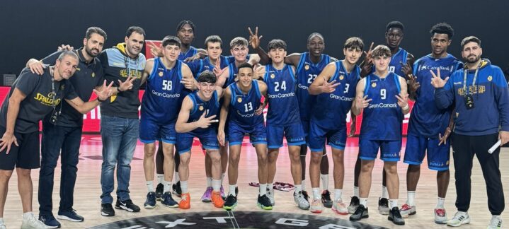 Jugadores del Gran Canaria júnior posan tras ganar el tercer puesto en el Euroleague.