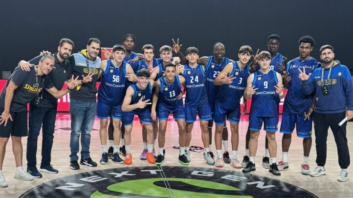 Jugadores del Gran Canaria júnior posan tras ganar el tercer puesto en el Euroleague.
