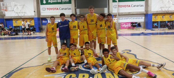 Jugadores de la cantera del Gran Canaria sonríen tras un partido en la cancha.