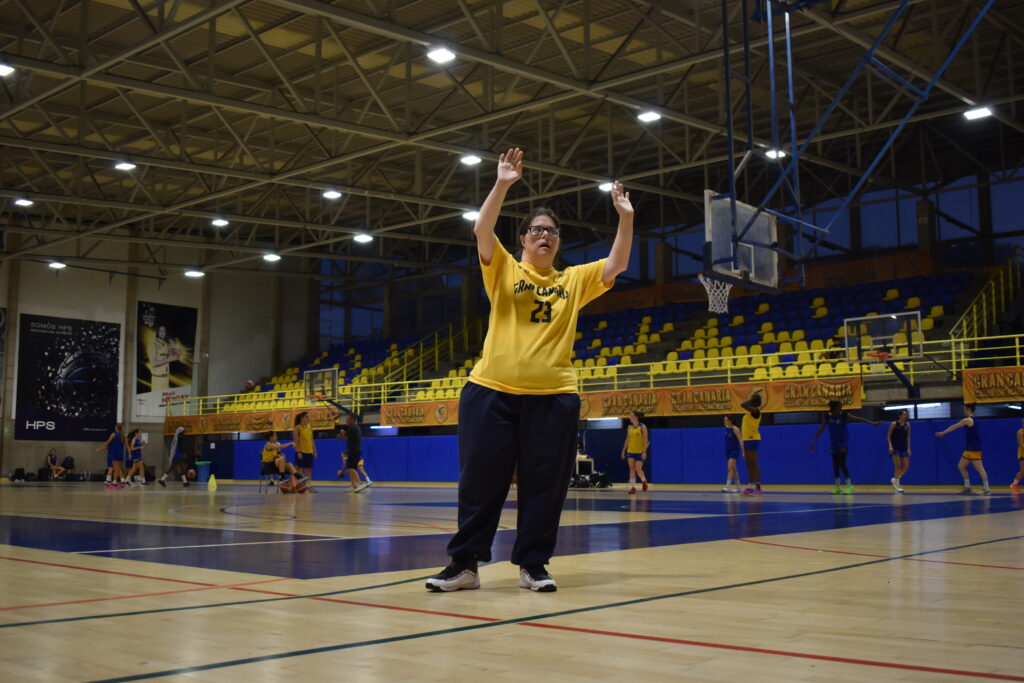  una leyenda del Proyecto Suma del CB Gran Canaria",Entrenadora del CB Gran Canaria dirigiendo un entrenamiento en el pabellón.