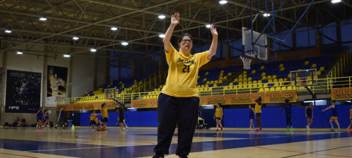 una leyenda del Proyecto Suma del CB Gran Canaria",Entrenadora del CB Gran Canaria dirigiendo un entrenamiento en el pabellón.