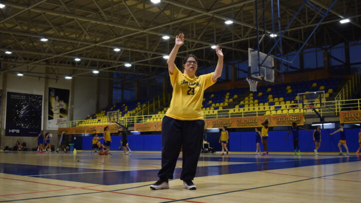 una leyenda del Proyecto Suma del CB Gran Canaria",Entrenadora del CB Gran Canaria dirigiendo un entrenamiento en el pabellón.
