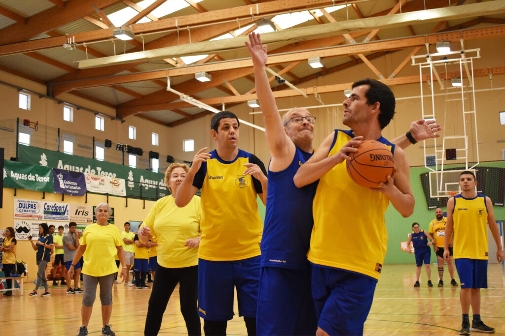 Jugadores de baloncesto participan en un evento del Proyecto Suma en Teror.