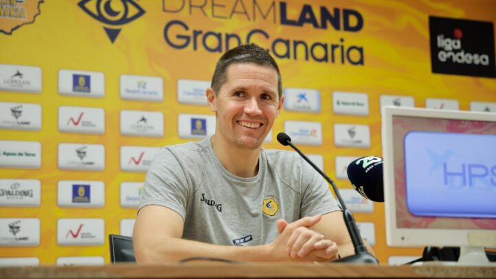 Jaka Lakovic sonríe durante una rueda de prensa en Gran Canaria.