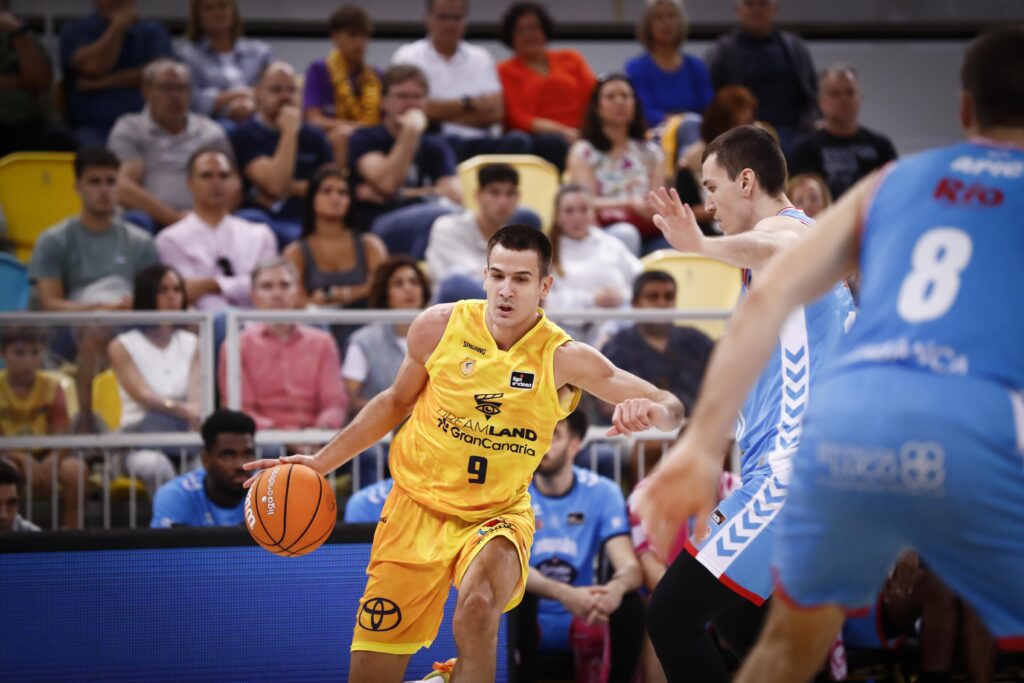 Jugador del Gran Canaria conduce el balón durante el partido contra Río Breogán.