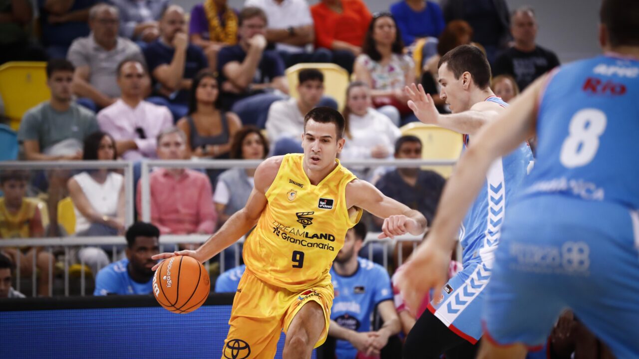 Jugador del Gran Canaria conduce el balón durante el partido contra Río Breogán.