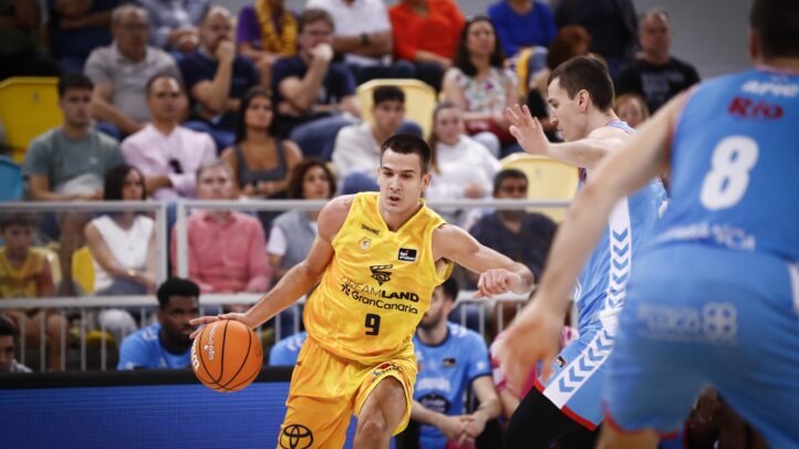 Jugador del Gran Canaria conduce el balón durante el partido contra Río Breogán.