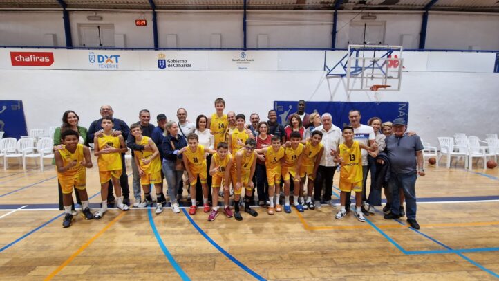 El equipo preinfantil masculino del Gran Canaria posa alegremente en un polideportivo.
