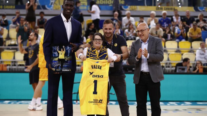 Presentación de Valva con una camiseta del CB Gran Canaria y aplausos en el evento.