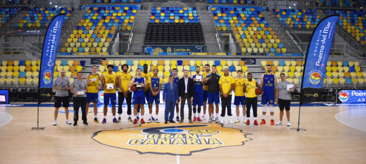Jugadores y staff del Club Baloncesto Gran Canaria en evento con Poema del Mar.