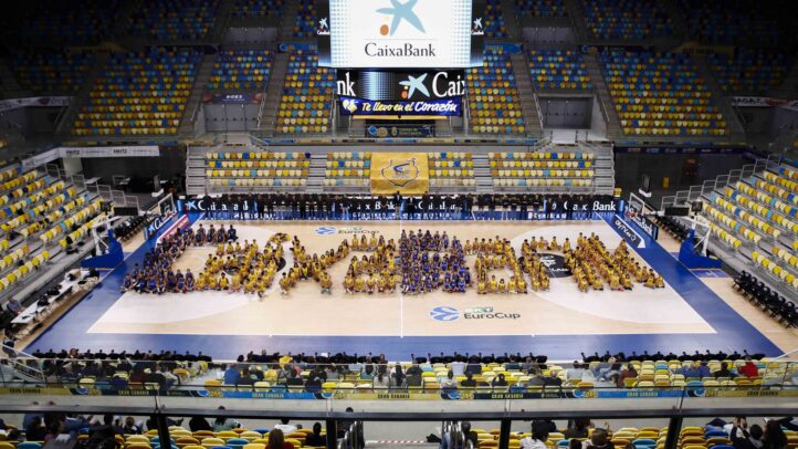 Jugadores y aficionados del CB Gran Canaria forman la palabra “EQUIPO” en la cancha.