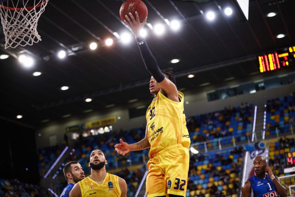 Jugador del CB Gran Canaria lanzando a canasta en un partido europeo.